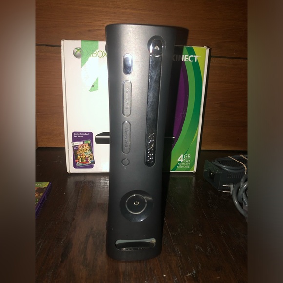 Xbox 360 Console Bundle with Kinect - Picture 6 of 10